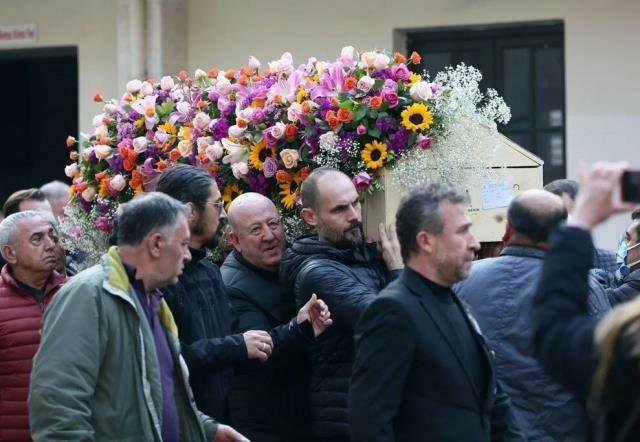 Rakev Şükrü Gençoğlu byla ozdobena květinami