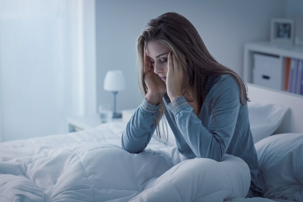 Osoba s nedostatečnou nespavostí také způsobuje silné bolesti hlavy.