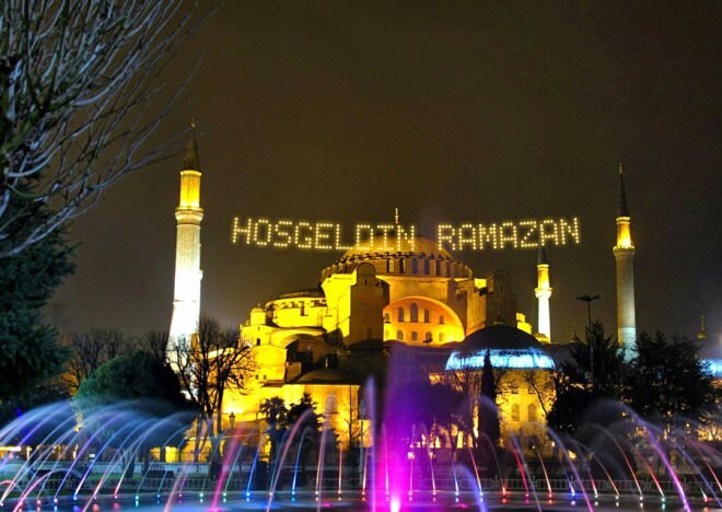 2021 Ramadan İmsakiyesi! V kolik je první iftar? Istanbul imsakiye sahur a iftar hodina