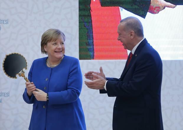 ve chvíli, kdy Angela Merkelová dostala dar od prezidenta Erdogana 