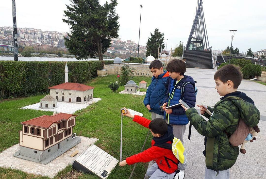 Scény z parku a muzea miniatur Türkiye