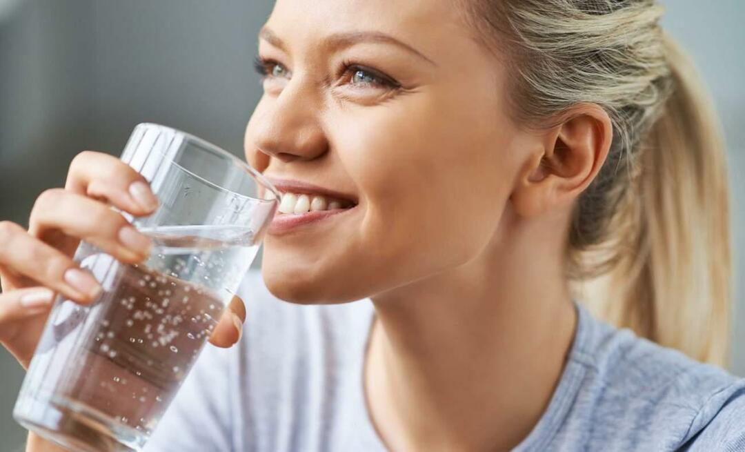 Jaké jsou výhody pitné vody pro pokožku a vlasy? Zlepšuje pití velkého množství vody pleť?
