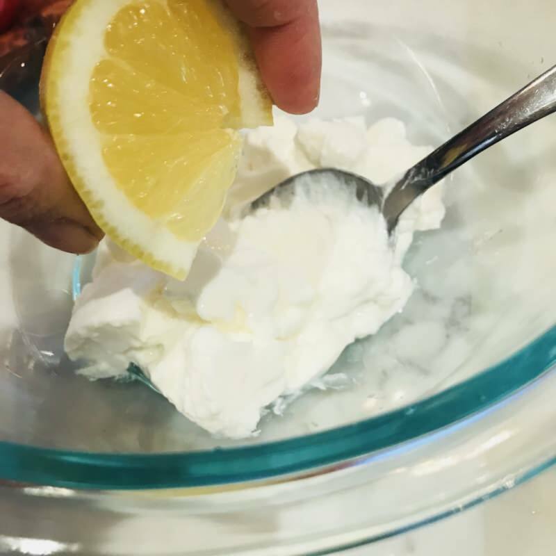 Jaké jsou výhody jogurtu a citronové masky pro pokožku? Domácí jogurt a citronová maska