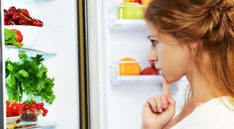 Jaké jídlo se položí na kterou polici chladničky? Co by mělo být na které polici v chladničce?