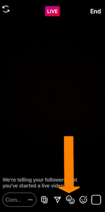 snímek obrazovky živého vysílání Instagramu s oranžovou šipkou směřující na ikonu smajlíků ve spodní části obrazovky