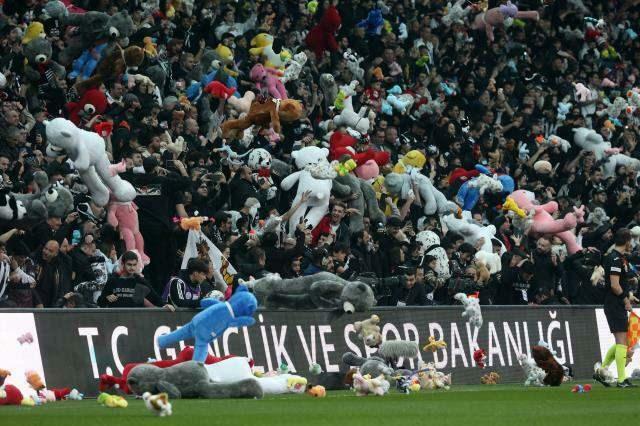 Hračky hozené v zápase Beşiktaş