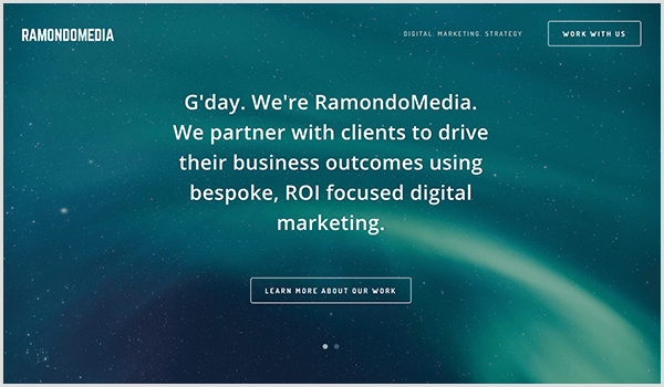 Web RamandoMedia má tmavě modré pozadí s hvězdami a pruhy světla. Na obrázku se objeví bílý text a tlačítko. Text říká G'day. Jsme RamondoMedia. Spolupracujeme s klienty, abychom podpořili jejich obchodní výsledky pomocí digitálního marketingu zaměřeného na ROI. Text tlačítka říká Další informace o naší práci. 