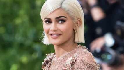 Dary, které mladý miliardář Kylie Jenner obdržela pro své sestry, nechaly otevřená ústa! 