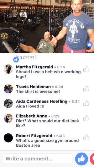 Trenér celebrit Mike Ryan předvádí, jak používat nožní lis na tomto živém vysílání Gold's Gym na Facebooku.