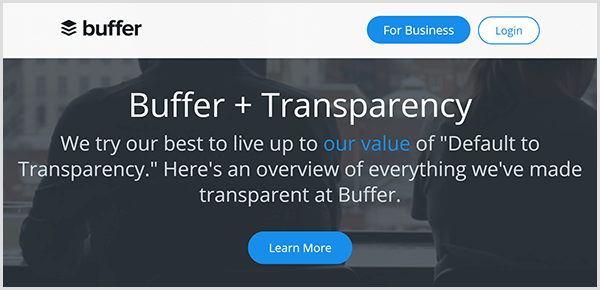 Webová stránka Buffer pro radikální transparentnost společnosti má tmavé pozadí s textem Snažíme se v našich silách žít podle naší hodnoty výchozí hodnoty transparentnosti. Zde je přehled všeho, co jsme ve vyrovnávací paměti učinili transparentní. Pod textem se objeví modré tlačítko Další informace.