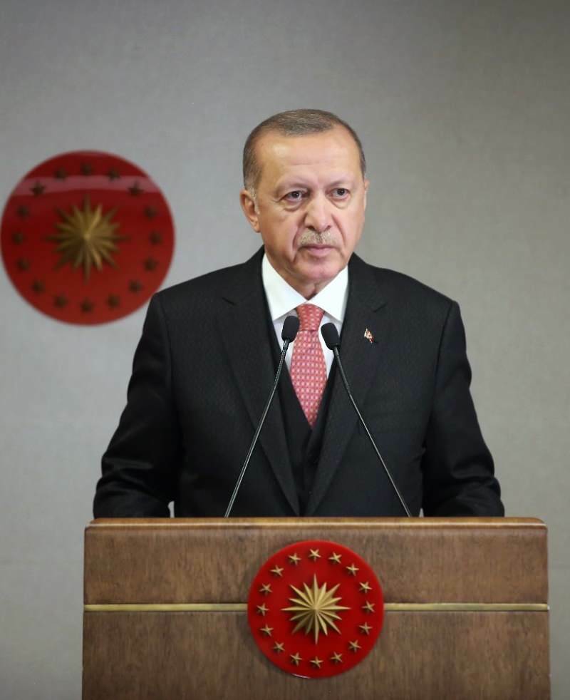 po schůzi kabinetu vystoupil předseda erdoğan