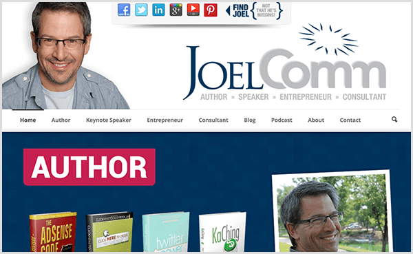 Web Joel Comm ukazuje fotografii Joela, jak se usmívá a má na sobě ležérní, světle modré tričko s knoflíky a pod ním světle šedé tričko. Navigace obsahuje možnosti pro domov, autora, hlavního řečníka, podnikatele, konzultanta, blog, podcast, asi a kontakt. Posuvný obrázek pod navigací zvýrazňuje knihy, které napsal.