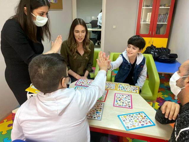 Smysluplná návštěva Mustafy Konaka, syna Burcu Biricika, s autismem v televizním seriálu Fatma