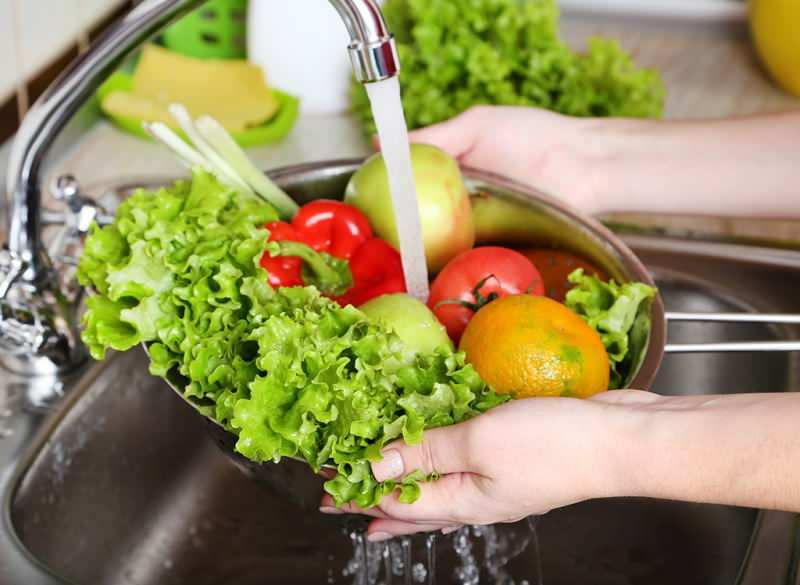 Jak se má umýt ovoce a zelenina? Tyto chyby způsobují otravu!