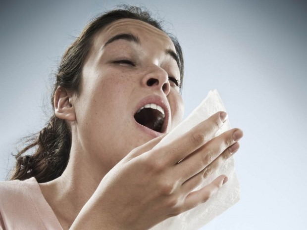 příznaky alergické rýmy