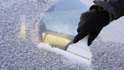 Jak zabránit zamrznutí oken automobilu?