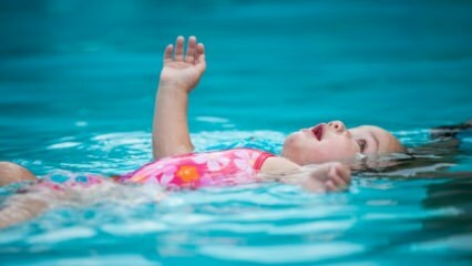 Mohou děti plavat v bazénu nebo v moři?