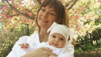 Nová póza od čerstvé matky Özge Özder se svou malou dcerou! Eva Luna veškerá pozornost ...