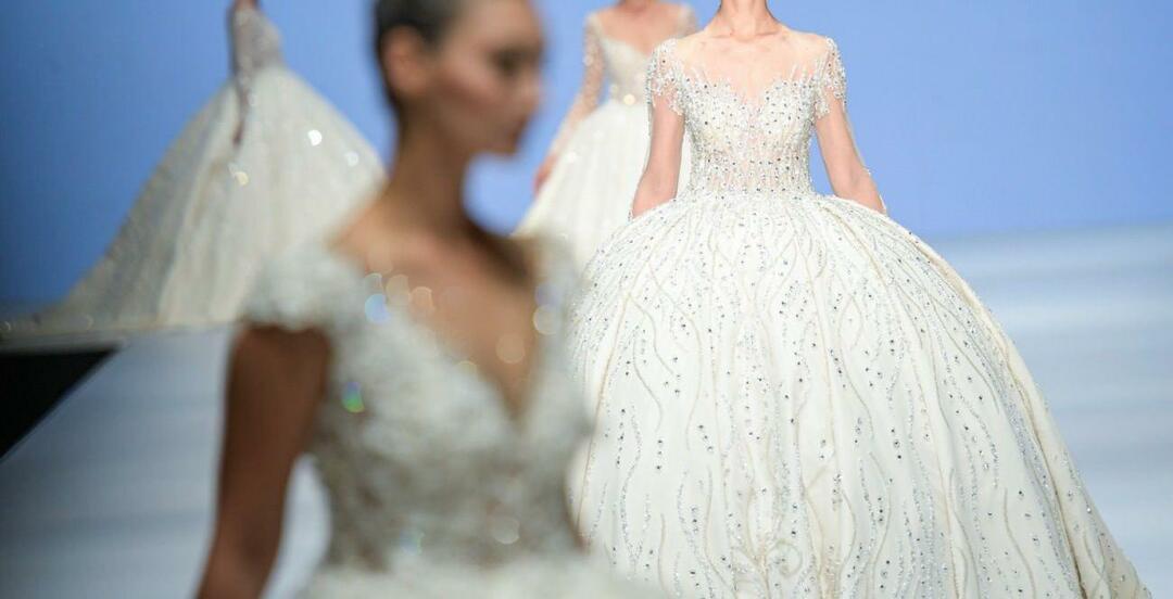 Nová tvorba představená na módní přehlídce svatebních šatů 2023