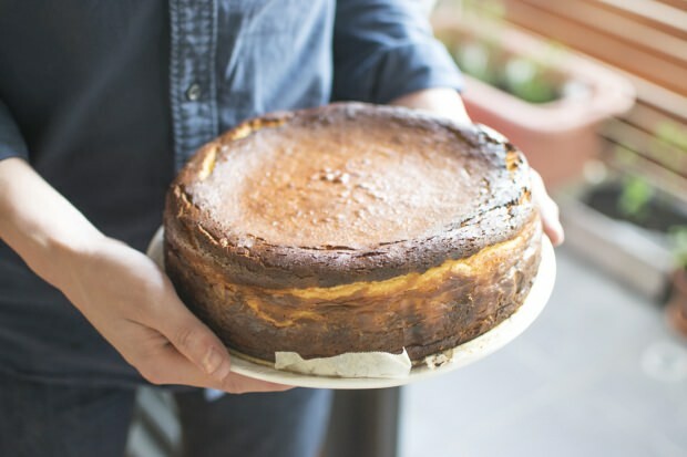 Jak vyrobit nejjednodušší tvarohový koláč ze San Sebastianu? San Sebastian triky tvarohový koláč