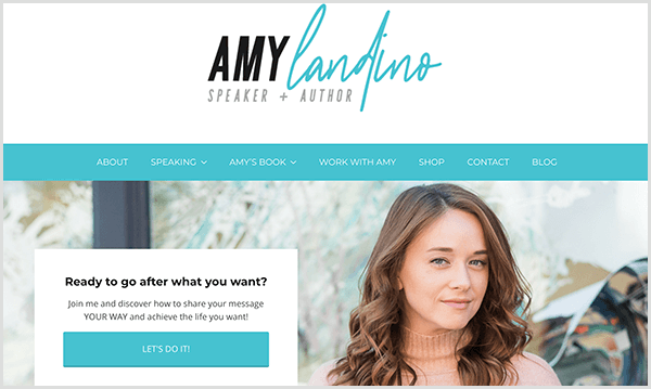 Web Amy Landino odráží její novou osobní značku. Web má tyrkysové akcentní barvy. Nadpis říká Amy Landino Speaker And Author. Pod navigační lištou se zobrazí fotka Amy s rámečkem, který říká Ready To Go After What You Want? Modré tlačítko říká Pojďme na to.