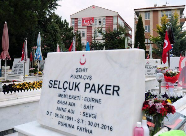Matka mučedníka Selcuka Pakera se přesunula z hrobu jejího syna!