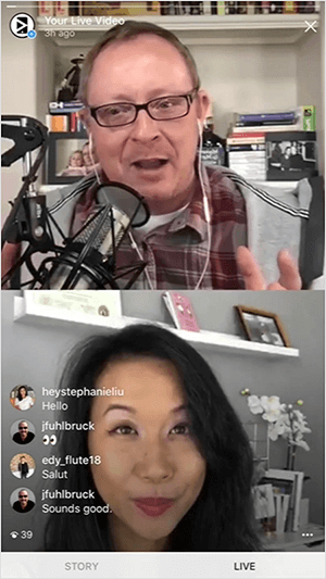 Toto je snímek obrazovky videa Instagram Live s Toddem Berginem a Stephanií Liu. V horním rámečku je Todd od hrudi nahoru. Je to běloch s hnědými vlasy, na sobě hnědou a šedou kostkovanou košili a brýle s černými rámečky. Používá bílá sluchátka a mluví do profesionálního mikrofonu. Na pozadí je knihovna v domácím studiu. Dolní rámeček zobrazuje Stephanie od brady nahoru. Je to asijská žena s dlouhými černými vlasy opotřebovanými a nalíčená. Pozadí je šedá stěna s bílou římsou rámu obrazu a spodní police má vázu s bílými květy. Vlevo dole uvítají komentáře diváků živého videa hostitele a další diváky.