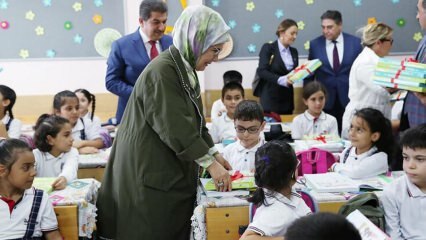 První dáma Erdoğan rozdala studentům notebooky!
