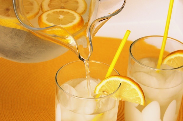 Výhody pravidelného pití citronové šťávy
