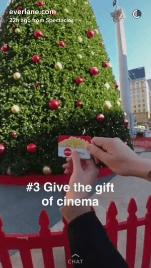 Příběh společnosti Everlane Snapchat ukázal, že velvyslanec značky rozdává dárkovou kartu k filmu.