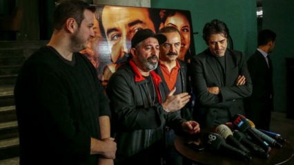 Cem Yılmaz a Şahan Gökbakar při premiéře filmu Yılmaz Erdoğan!