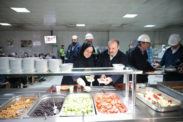 Ministr Zehra Zümrüt Selçuk a Mustafa Varank se postavili na večeři sahurů.