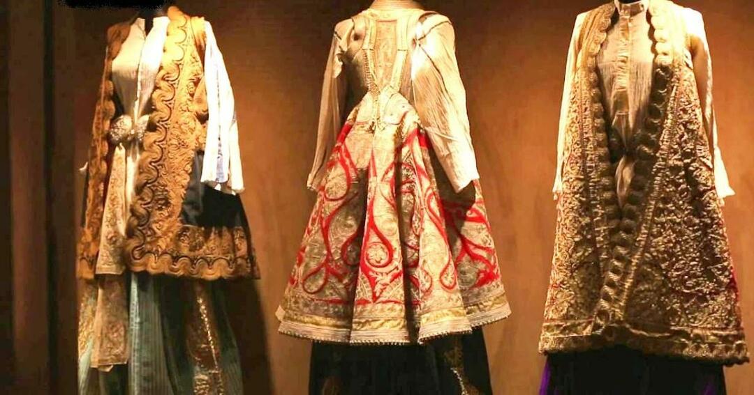 Jaké byly ženské oděvy v Osmanském paláci v 18. a 19. století?