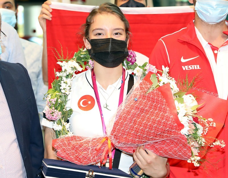 Národní gymnastka Ayşe Begüm desátník se vrátila domů!