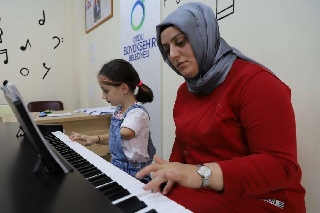 Zeynep se učí hrát na klavír se svou matkou