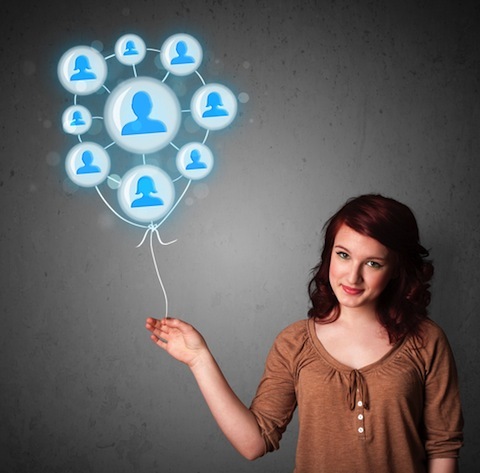 mladá žena drží bublinu sociální sítě