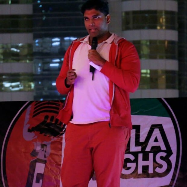 Indický komik Manjunath Naidu zemřel na pódiu! Publikum tomu nerozumělo