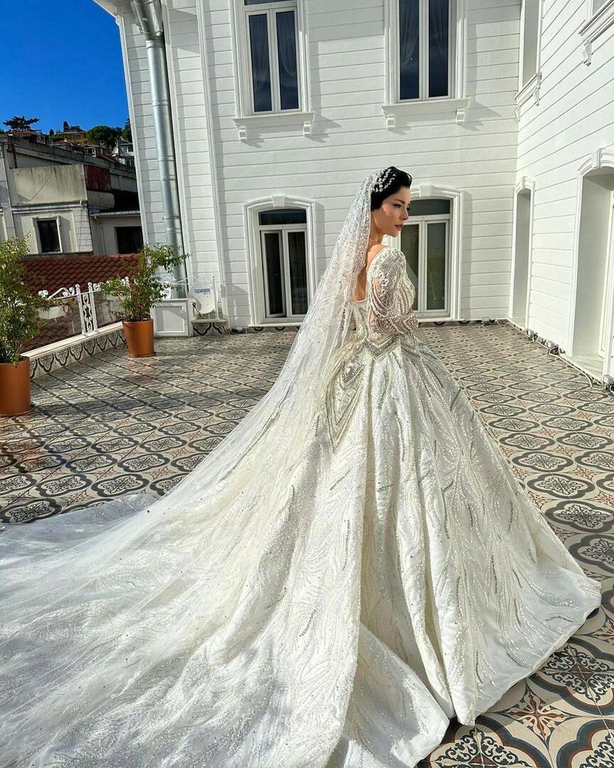 Svatební šaty Merve Bolugur