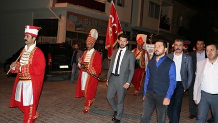 Starosta Nevşehiru zvedl lidi s týmem mehterů