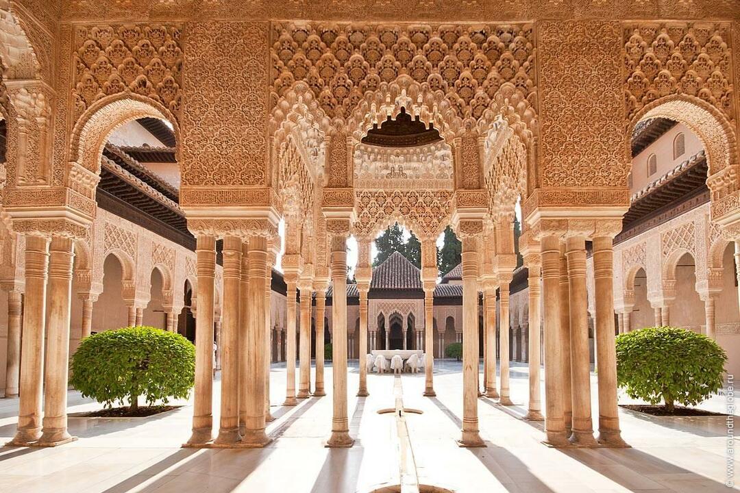 Nádvoří paláce Alhambra