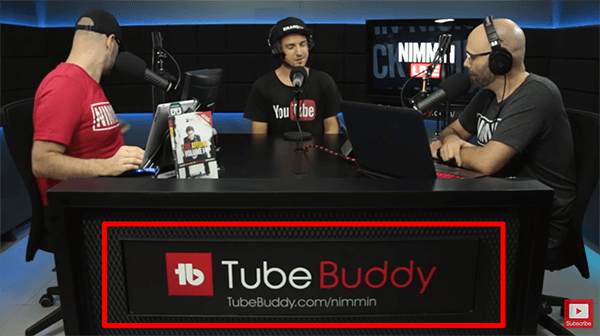Toto je snímek z přímého přenosu Nimmin Live s Nickem Nimminem. Stůl ve studiu živého vysílání ukazuje, že TubeBuddy sponzoruje show.