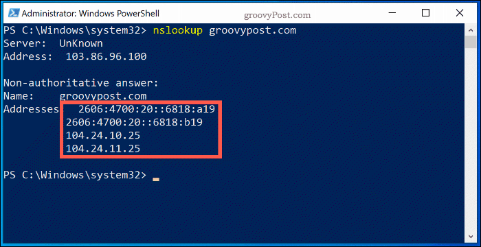 Příkaz NSlookup v okně PowerShell Windows 10, zobrazující informace o vyhledávání názvu serveru Groovypost.com