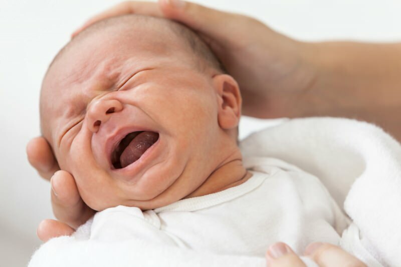 Je škodlivé třást děti vstáváním?