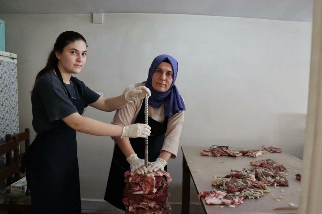 Matka a dcera provozují obchod s kebabem