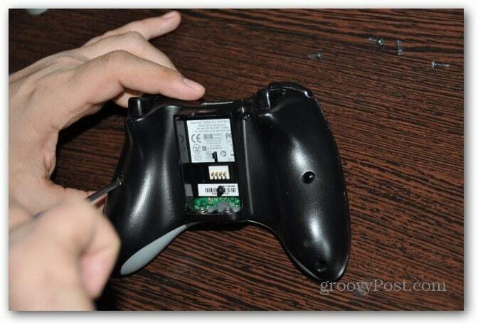 Změňte rescrew analogových palcových ovladačů Xbox 360
