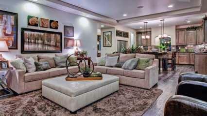 Jak vyzdobit obývací pokoj podle typu domu?