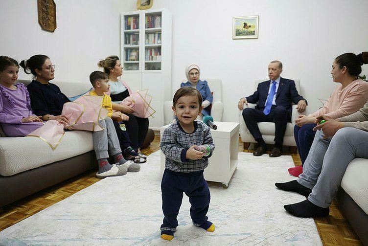 Prezident Recep Tayyip Erdoğan a jeho manželka Emine Erdoğan navštívili rodinu, která přežila zemětřesení