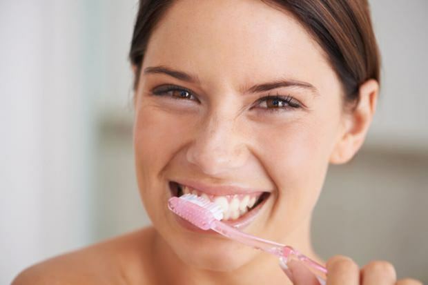 Jak by se mělo provádět čištění zubů?