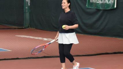 Hülya Avşar hrála tenis u ní doma!