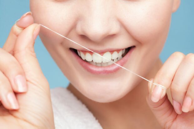 K odstranění zbytků mezi zuby se doporučuje používat dentální nit.